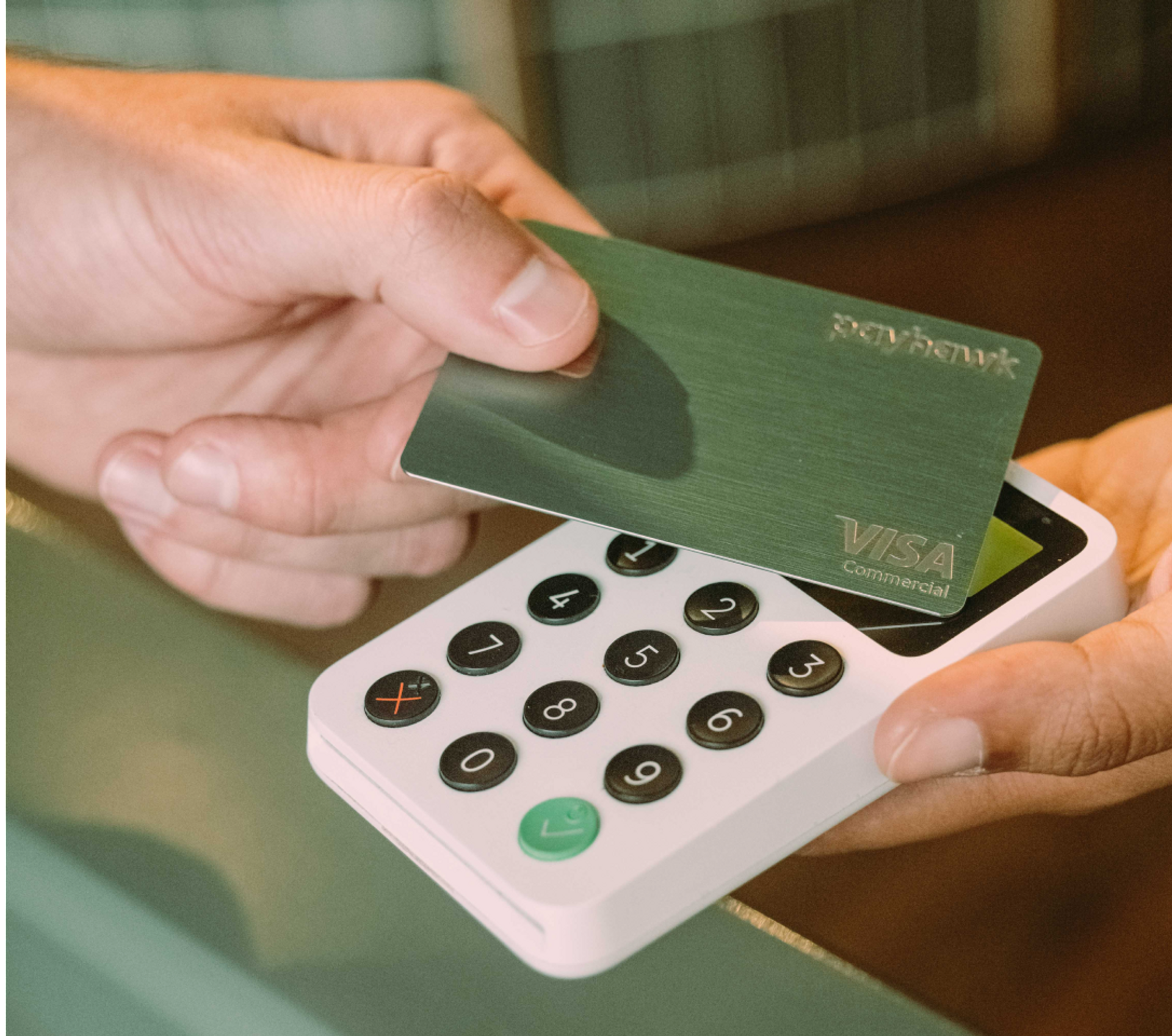Empleado pagando con su tarjeta Payhawk. La conciliación bancaria automática ya es posible con nuestra solución de gestión de gastos corporativos.